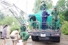 Bộ đội Biên phòng Nha Trang đưa nước sạch đến với bà con vùng lũ Đồng Rọ