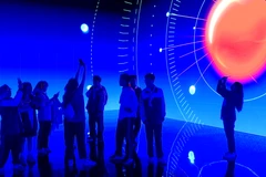 Học sinh trải nghiệm hệ thống tương tác ánh sáng, âm thanh tại Ngày hội An toàn trực tuyến “Không Một Mình”. (Ảnh: PV/Vietnam+)