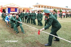 Trò chơi kéo co mang đến không khí sôi nổi, gắn kết đồng đội trong ngày xuân tại doanh trại. (Ảnh: Hằng Trần/Vietnam+)