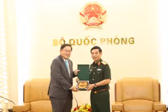 Đại tướng Phan Văn Giang và Ngài Dato' Tan Yang Thai, Đại sứ Đặc mệnh toàn quyền Malaysia tại Việt Nam tại buổi tiếp. (Ảnh: PV/Vietnam+)