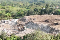 Toàn cảnh khu đất các đối tượng san lấp trái phép trạc thải xây dựng nhằm trục lợi. (Ảnh: CAHN)