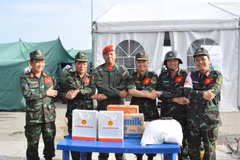Đoàn Việt Nam tặng quà, cảm ơn sự hỗ trợ của Trung tá Raúl Serrano Chacón trong thời gian thực hiện nhiệm vụ tại Venezuela. (Ảnh: Hoàng Vũ/Vietnam+)