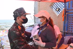 Một người mẹ Venezuela cảm ơn bộ đội Việt Nam đã giúp tìm kiếm và đưa thi thể con gái ra khỏi đống đổ nát. (Ảnh: Hoàng Vũ/Vietnam+)