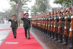 Bộ trưởng Bộ Quốc phòng Lào chủ trì lễ đón Đại tướng Phan Văn Giang