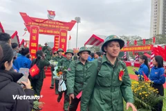 Các thanh niên lên đường nhập ngũ tại điểm giao nhận quân số 7. (Ảnh: Hằng Trần/Vietnam+)