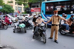 Công an thành phố Hà Nội kiểm tra, xử lý vi phạm trật tự an toàn giao thông (Ảnh: Phạm Kiên/TTXVN)