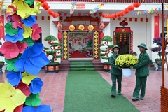 Cán bộ, chiến sĩ cùng nhau trang trí doanh trại đón xuân mới. (Ảnh: PV/Vietnam+)