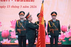 Đại tướng Nguyễn Trọng Nghĩa, Ủy viên Bộ Chính trị, Bí thư Trung ương Đảng, Chủ nhiệm Tổng cục Chính trị Quân đội nhân dân Việt Nam gắn Huân chương Bảo vệ Tổ quốc hạng Ba lên Quân kỳ Quyết thắng của Trung tâm Phát thanh - Truyền hình Quân đội. (Ảnh: PV/Vietnam+)