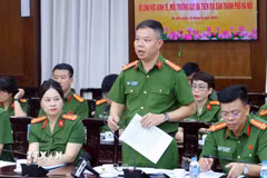 Thượng tá Đỗ Thế Thắng, Phó trưởng phòng cơ quan cảnh sát điều tra về kinh tế, tham nhũng, buôn lậu và môi trường trả lời câu hỏi của các cơ quan báo chí. (Ảnh: Trung Kiên/TTXVN)
