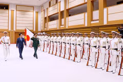 Bộ trưởng Bộ Quốc phòng Nhật Bản Koizumi Shinjiro chủ trì lễ đón chính thức Đại tướng Phan Văn Giang. (Ảnh: BQP)