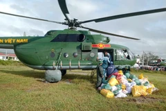 Quân đội và doanh nghiệp hối hả đưa hàng cứu trợ vào các khu vực bị lũ chia cắt ở miền Trung