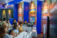 Các hoạt động tại "Bức tường An ninh mạng" được thiết kế phù hợp với nhiều nhóm đối tượng, từ học sinh, sinh viên đến người cao tuổi. (Ảnh: BCA)