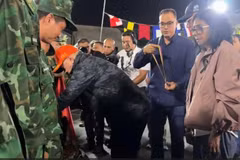 Tổng thống lâm thời Venezuela Delcy Rodríguez đến doanh trại thăm, động viên đoàn cứu hộ Việt Nam đang thực hiện nhiệm vụ khắc phục hậu quả động đất tại bang La Guaira. (Ảnh: Hoàng Vũ/Vietnam+)