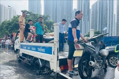 Cảnh sát Giao thông Hà Nội hỗ trợ người dân di chuyển an toàn tại “rốn ngập” An Khánh