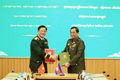 Thượng tướng Nguyễn Trường Thắng và Đại tướng Khieu Chhen ký Biên bản Đối thoại Chính sách Quốc phòng Việt Nam-Campuchia lần thứ 9. (Ảnh:BQP)
