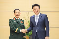Đại tướng Phan Văn Giang và Chánh Văn phòng Nội các Kihara Minoru. (Ảnh: PV/Vietnam+)
