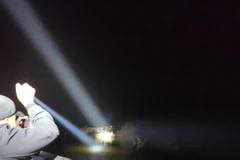 Lực lượng chức năng bắt giữ hai phương tiện thủy đang khai thác cát trái phép trên tuyến sông Lục Nam. (Ảnh: Cục CSGT)