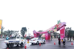 Lực lượng Cảnh sát Giao thông và Công an cơ sở phối hợp tuần tra kiểm soát lưu động trên các tuyến trọng điểm. (Ảnh: PV/Vietnam+)