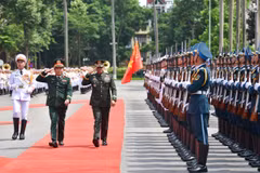 Đại tướng Nguyễn Tân Cương, Tổng Tham mưu trưởng Quân đội nhân dân Việt Nam, Thứ trưởng Bộ Quốc phòng và Đại tướng Romeo S. Brawner Jr., Tham mưu trưởng Lực lượng Vũ trang Philippines duyệt đội danh dự Quân đội nhân dân Việt Nam. (Ảnh: PV/Vietnam+)