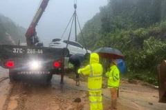Mưa lớn gây sạt lở đất nghiêm trọng, cao tốc La Sơn-Túy Loan tê liệt đoạn qua Huế