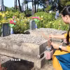 Thắp hương tri ân các phần mộ liệt sỹ tại Nghĩa trang Liệt sỹ thành phố Huế. (Ảnh: Mai Trang/TTXVN)