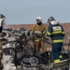 Lực lượng chức năng điều tra tại hiện trường vụ rơi máy bay của Hãng hàng không Azerbaijan Airlines gần Aktau, Kazakhstan, ngày 25/12/2024. (Ảnh: AA/TTXVN)