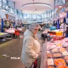 Người tiêu dùng mua sắm tại chợ ở Manchester, Anh. (Ảnh: THX/TTXVN)