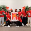 Các thành viên trẻ thuộc Hội đồng Văn hóa Giáo dục Canada-Việt Nam chụp ảnh lưu niệm với Tiến sỹ Nguyễn Đài Trang (ngoài cùng bên trái), người làm cuốn sách “The Ballads of Ho Chi Minh” gồm 25 bài hát và thơ của các văn nghệ sỹ quốc tế viết về Chủ tịch Hồ Chí Minh. (Ảnh: TTXVN phát)