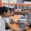 Chị Trần Thị Kim Nhung, chuyên viên phường Phù Liễn, hướng dẫn công dân gửi hồ sơ đăng ký kết hôn lên Cổng Dịch vụ công Quốc gia. (Ảnh: Minh Thu/TTXVN)