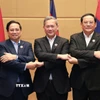 Thủ tướng Phạm Minh Chính cùng Thủ tướng Campuchia Hun Manet và Thủ tướng Lào Sonexay Siphandone. (Ảnh: Dương Giang/TTXVN)