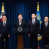 Tân Tổng thống Hàn Quốc Lee Jae Myung (thứ 3, trái) cùng các nhân sự nội các mới được đề cử. (Ảnh: Yonhap/TTXVN)