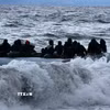 Người di cư trên trên thuyền ở ngoài khơi đảo Lesbos, Hy Lạp. (Nguồn: THX/TTXVN)