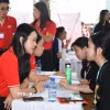 Sinh viên, người lao động tìm việc tại ngày hội tuyển dụng việc làm. (Ảnh: Thanh Vũ/TTXVN)