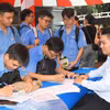 Sinh viên, người lao động tìm việc tại ngày hội tuyển dụng việc làm. (Ảnh: Thanh Vũ/TTXVN)
