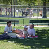 Một gia đình tránh nóng dưới bóng mát trong một công viên ở thủ đô Paris. (Ảnh: Hữu Chiến/TTXVN)