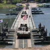 Xe tăng K2 di chuyển trên cầu phao bắc qua sông ở Namyangju, Hàn Quốc ngày 12/6/2024. (Nguồn: Yonhap/TTXVN)