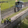 Khách du lịch đi bộ dọc tuyến đường mòn hòa bình DMZ, Paju, Hàn Quốc. (Ảnh: Yonhap/TTXVN)