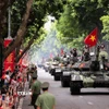 Khối xe Tăng thiết giáp diễu binh trên phố Trần Phú (Hà Nội) trong sự chào đón nồng nhiệt của người dân và du khách trong dịp Đại lễ Quốc khánh 2/9. (Ảnh: Lê Đông/TTXVN)