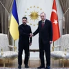 Tổng thống Thổ Nhĩ Kỳ Recep Tayyip Erdogan (phải) trong cuộc gặp người đồng cấp Ukraine Volodymyr Zelensky tại Ankara, ngày 15/5/2025. (Ảnh: THX/TTXVN)