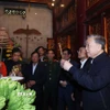 Tổng Bí thư Tô Lâm dâng hương tại Điện Kính Thiên trên đỉnh núi Nghĩa Lĩnh thuộc Khu di tích lịch sử Quốc gia đặc biệt Đền Hùng. (Ảnh: Thống Nhất/TTXVN)