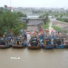 Tàu, thuyền neo đậu tránh bão. (Ảnh: Xuân Tiến/TTXVN)