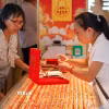 Khách hàng chọn mua trang sức vàng tại một cửa hàng ở tỉnh Quý Châu, Trung Quốc. (Ảnh: THX/TTXVN)
