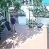 Hình ảnh tại thời điểm người thầy giáo đi xe máy đến nhà và có hành động đánh em học sinh. (Nguồn: Camera an ninh của gia đình ghi lại)