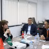 Đại sứ Việt Nam tại Algeria Trần Quốc Khánh trao đổi với đại diện Công ty NTH Agro về tiềm năng hợp tác với các doanh nghiệp xuất khẩu nông sản của Việt Nam. (Ảnh: Mạnh Hùng/TTXVN)
