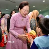 Phu nhân của Chủ tịch Quốc hội, bà Nguyễn Thị Thanh Nga trò chuyện với các em nhỏ. (Nguồn: TTXVN phát)