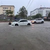 Sáng 11/5, mưa lớn khiến các phương tiện lưu thông trên đường Trần Quang Khải (thành phố Đồng Hới, Quảng Bình) gặp nhiều khó khăn. (Ảnh: TTXVN phát)