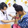 Bác sỹ thăm khám cho bệnh nhân tại Bệnh viện Đa khoa tỉnh Điện Biên.​ (Ảnh: Xuân Tư/TTXVN)