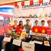 Đại sứ Bùi Văn Nghị cùng các cán bộ, phu nhân Đại sứ quán và Văn phòng Tùy viên Quốc phòng Việt Nam tại Brazil tham gia Hội chợ. (Ảnh: Đại sứ quán Việt Nam cung cấp)
