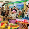 Gian hàng trưng bày, quảng bá sản phẩm đặc trưng, tiêu biểu của các địa phương đang là khu thu hút đông người dân và du khách tìm đến nhất. (Ảnh: Khánh Hòa/TTXVN)