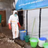 Nhân viên y tế khử trùng khu vực cách ly tại trung tâm điều trị cho bệnh nhân Ebola, tại Bunia, tỉnh Ituri, Cộng hòa Dân chủ Congo, ngày 21/5/2026. (Ảnh: THX/TTXVN)